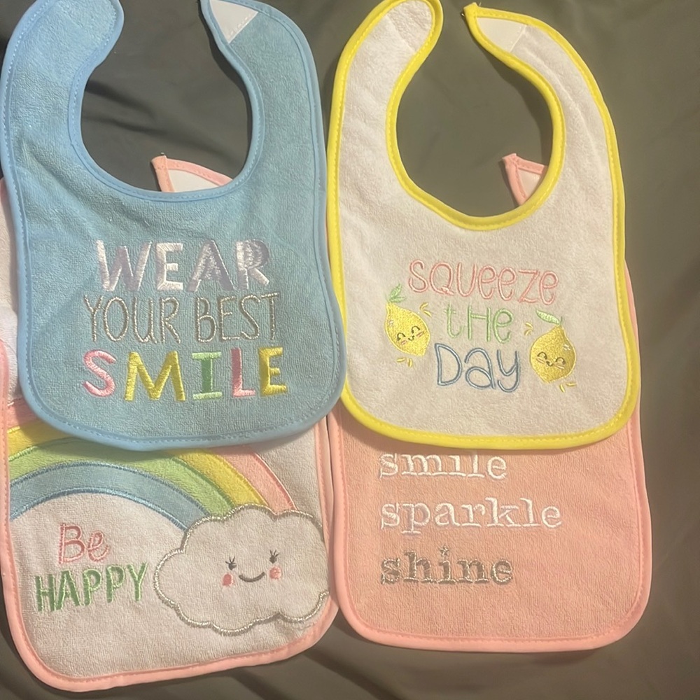 4 pack, baby bibs, never been used